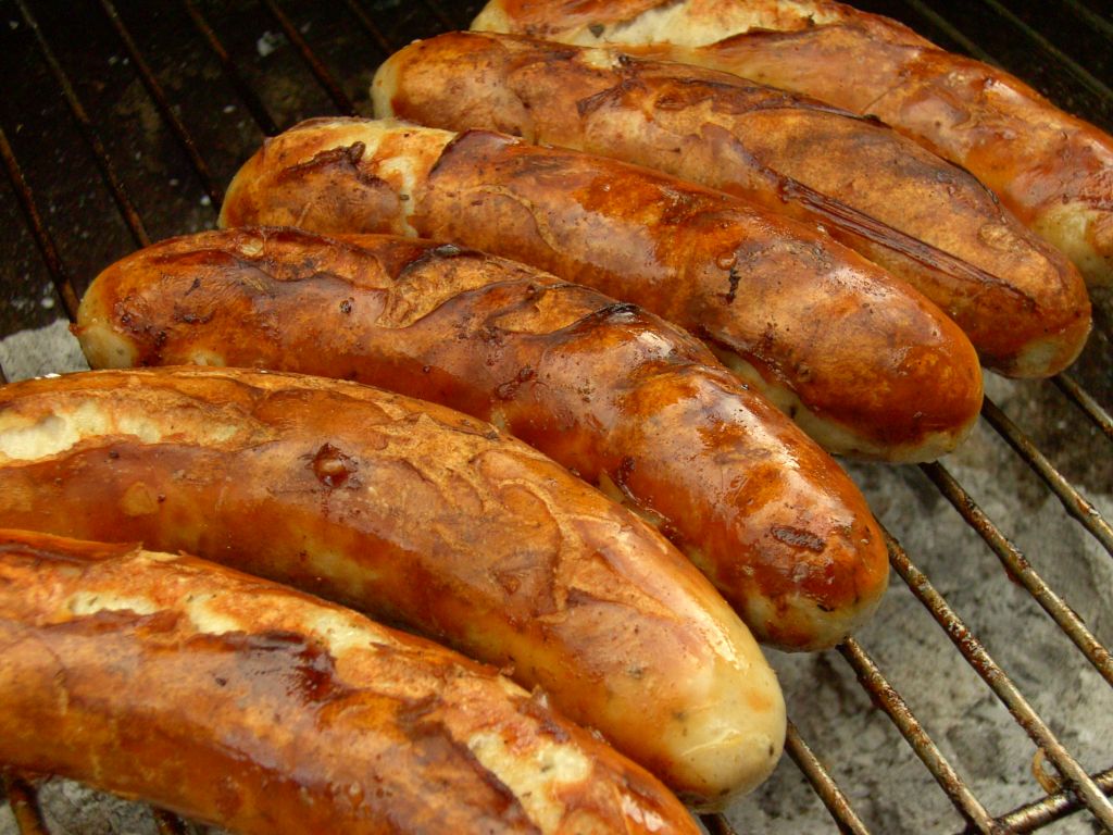 Bratwürste am Grill
