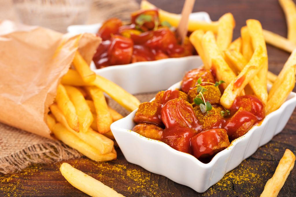Currywurst mit Pommes Currywurst mit Pommes